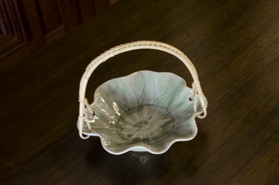 Lotus bowl with handle ชามใบบัวหูหวาย