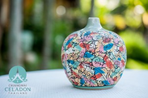 Ball vase XS Thai flower painted ----- แจกันกลมจิ๋ว เพ้นต์ลายดอกไม้ไทย