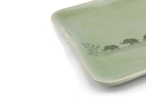 Square plate with green Elephant จานสี่เหลี่ยมจีบกลางเพ้นต์ลายช้างสีเขียว