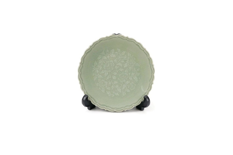 Green Botan Curved Dessert Plate จานขนม 6.5 นิ้ว ขอบหยักละเอียด แกะลายดอกโบตั๋นสีเขียวอ่อน