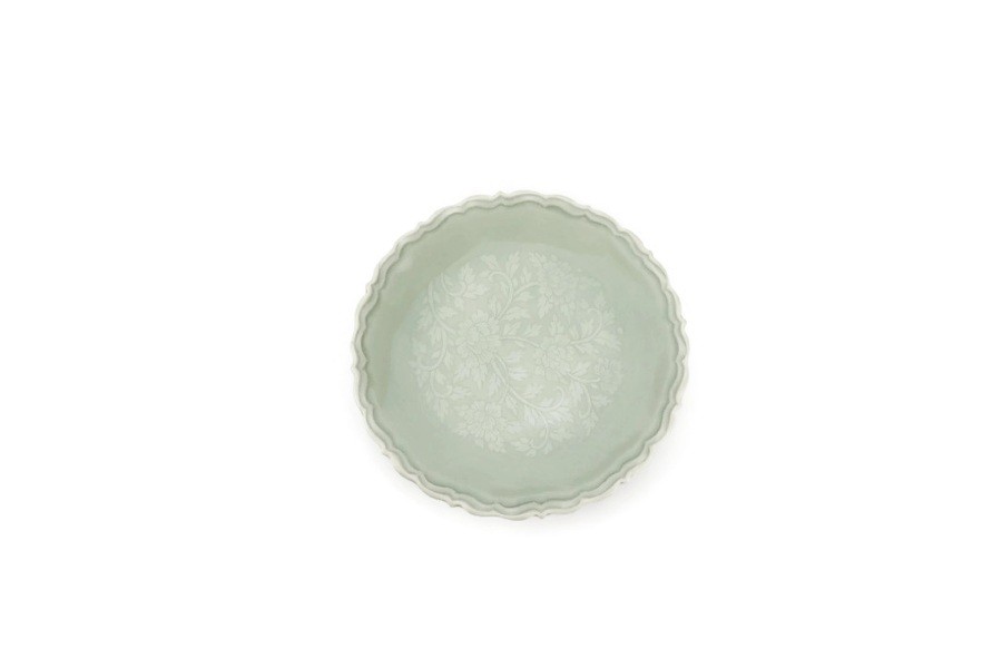 Green Botan Curved Dessert Plate จานขนม 6.5 นิ้ว ขอบหยักละเอียด แกะลายดอกโบตั๋นสีเขียวอ่อน