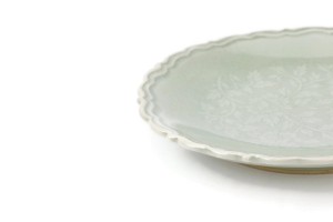 Green Botan Curved Dessert Plate จานขนม 6.5 นิ้ว ขอบหยักละเอียด แกะลายดอกโบตั๋นสีเขียวอ่อน