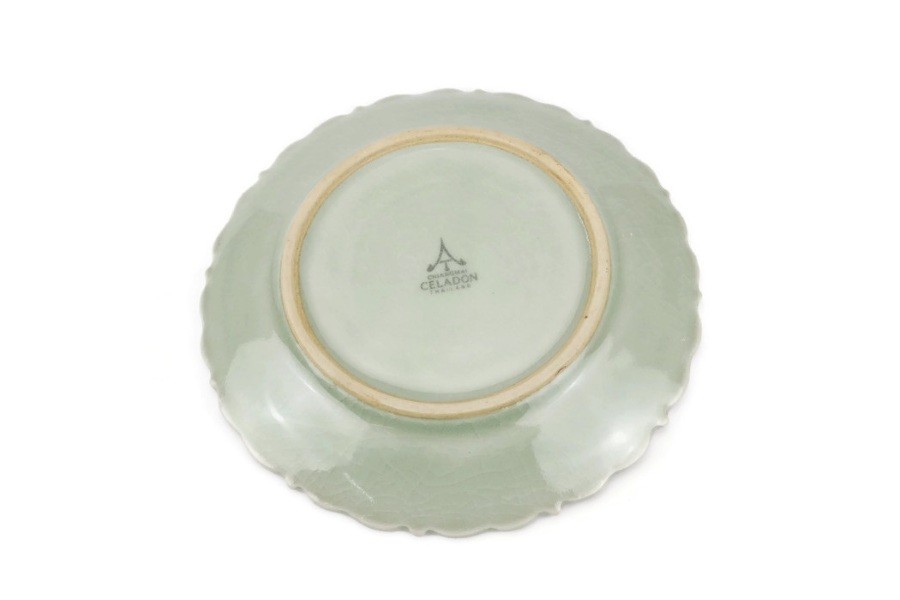 Green Botan Curved Dessert Plate จานขนม 6.5 นิ้ว ขอบหยักละเอียด แกะลายดอกโบตั๋นสีเขียวอ่อน