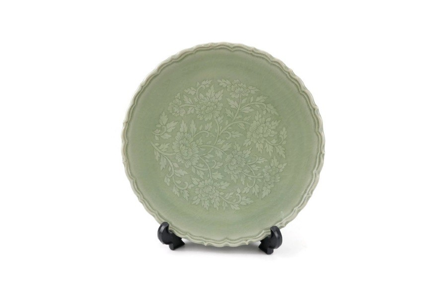 Green Botan Curved dinner Plate จานอาหาร 9.5 นิ้ว ขอบหยักละเอียด แกะลายดอกโบตั๋นสีเขียวอ่อน