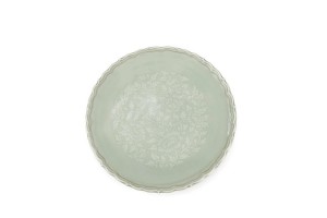 Green Botan Curved dinner Plate จานอาหาร 9.5 นิ้ว ขอบหยักละเอียด แกะลายดอกโบตั๋นสีเขียวอ่อน