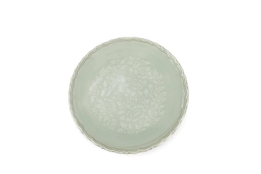 Green Botan Curved dinner Plate จานอาหาร 9.5 นิ้ว ขอบหยักละเอียด แกะลายดอกโบตั๋นสีเขียวอ่อน