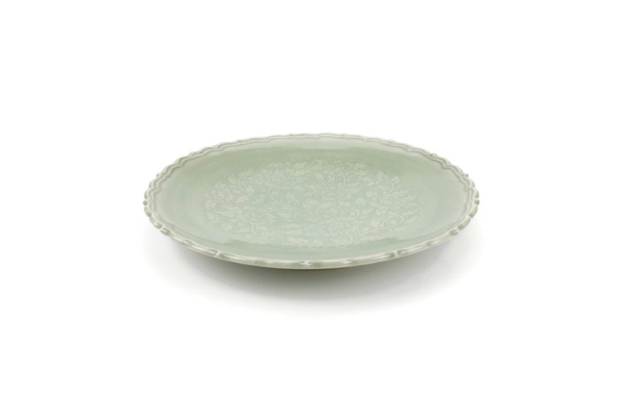 Green Botan Curved dinner Plate จานอาหาร 9.5 นิ้ว ขอบหยักละเอียด แกะลายดอกโบตั๋นสีเขียวอ่อน