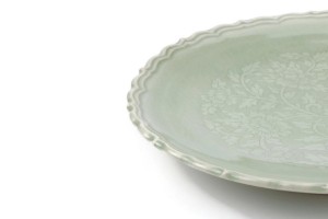 Green Botan Curved dinner Plate จานอาหาร 9.5 นิ้ว ขอบหยักละเอียด แกะลายดอกโบตั๋นสีเขียวอ่อน