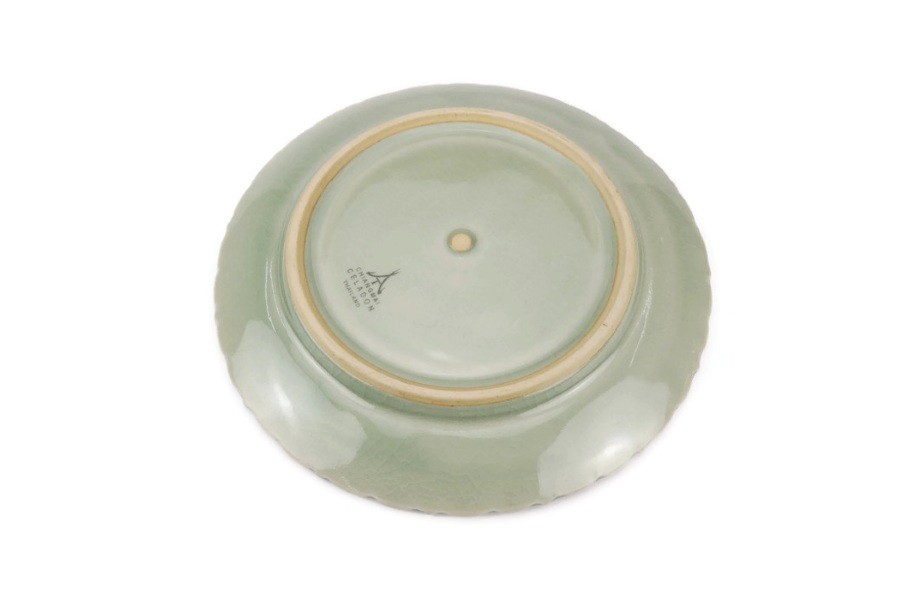 Green Botan Curved dinner Plate จานอาหาร 9.5 นิ้ว ขอบหยักละเอียด แกะลายดอกโบตั๋นสีเขียวอ่อน