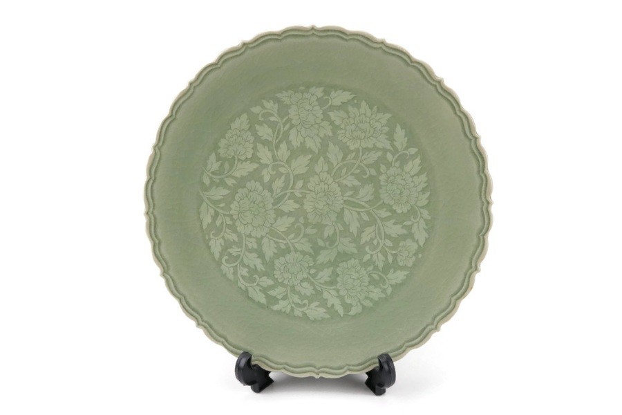 Green Botan Curved dinner Plate จานอาหาร11.5 นิ้ว ขอบหยักละเอียด แกะลายดอกโบตั๋นสีเขียวอ่อน