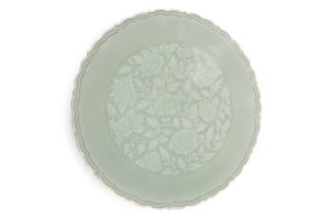 Green Botan Curved dinner Plate จานอาหาร11.5 นิ้ว ขอบหยักละเอียด แกะลายดอกโบตั๋นสีเขียวอ่อน