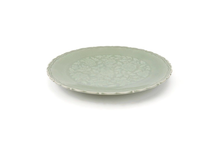 Green Botan Curved dinner Plate จานอาหาร11.5 นิ้ว ขอบหยักละเอียด แกะลายดอกโบตั๋นสีเขียวอ่อน