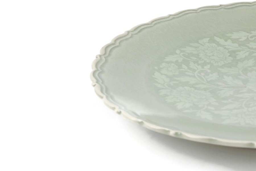 Green Botan Curved dinner Plate จานอาหาร11.5 นิ้ว ขอบหยักละเอียด แกะลายดอกโบตั๋นสีเขียวอ่อน