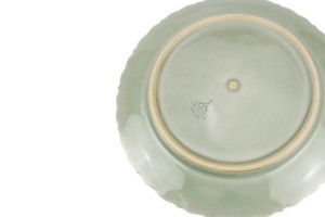 Green Botan Curved dinner Plate จานอาหาร11.5 นิ้ว ขอบหยักละเอียด แกะลายดอกโบตั๋นสีเขียวอ่อน