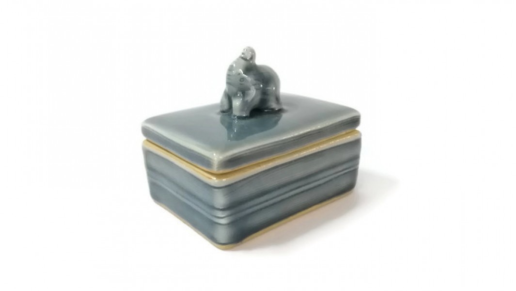 Celadon Business Card Holder with Elephant on top ตลับนามบัตรศิลาดล สี่เหลี่ยมจุกช้าง Blue Celadon