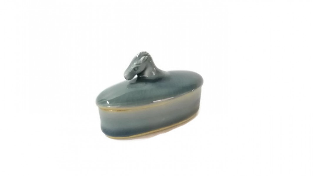 Oval Jewelry Celadon Box Horse on Top ตลับวงรีศิลาดล จุกม้า เคลือบสีน้ำเงิน
