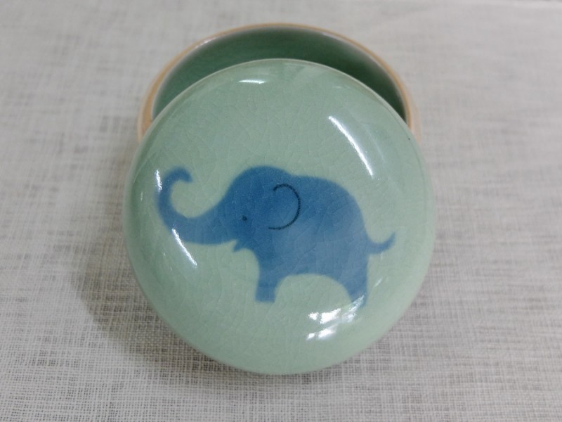 Large Round Box Two-Tone Elephant