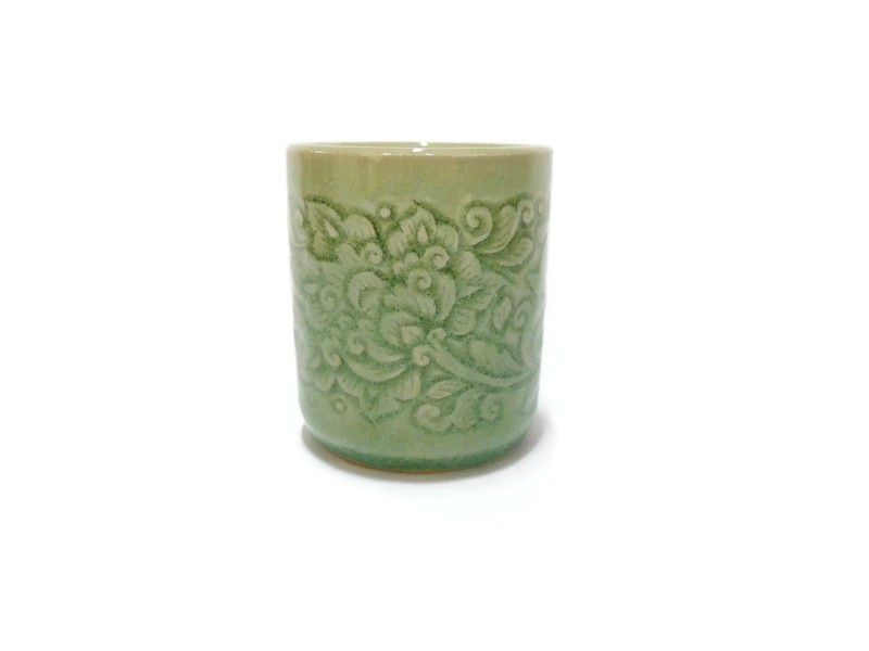 Tumbler Celadon Cup, Pudtan flower carving