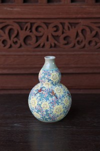 Yellow Flower Vase. --------แจกันน้ำเต้าเพ้นต์ลายดอกเบญจมาศ